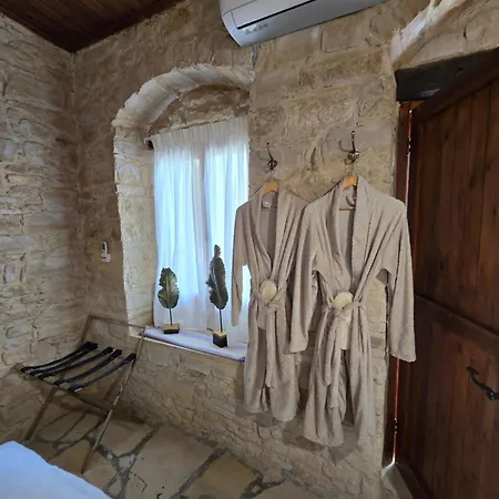 Xenonas Hiliostrofi * Anoyira