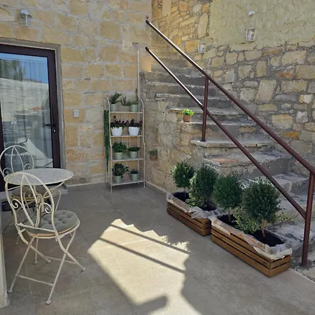 Xenonas Hiliostrofi Anoyira