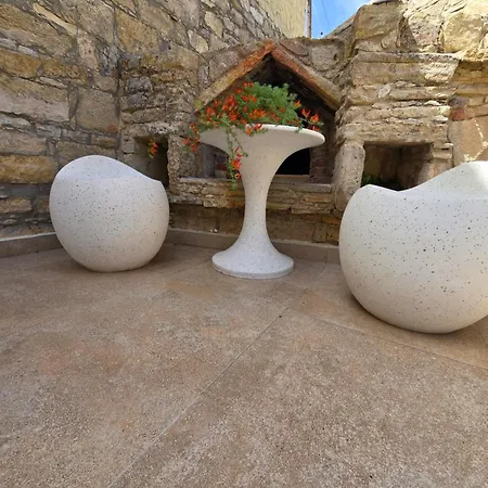 Xenonas Hiliostrofi * Anoyira