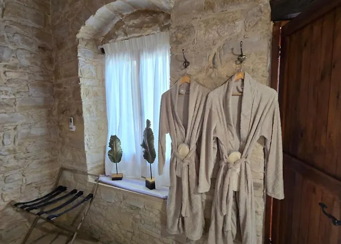 Xenonas Hiliostrofi * Anoyira